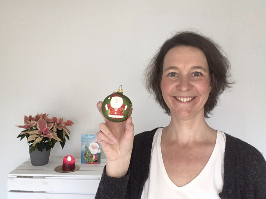 Daria Linzbach, Coach aus Bonn, mit einer Weihnachtskugel in der Hand