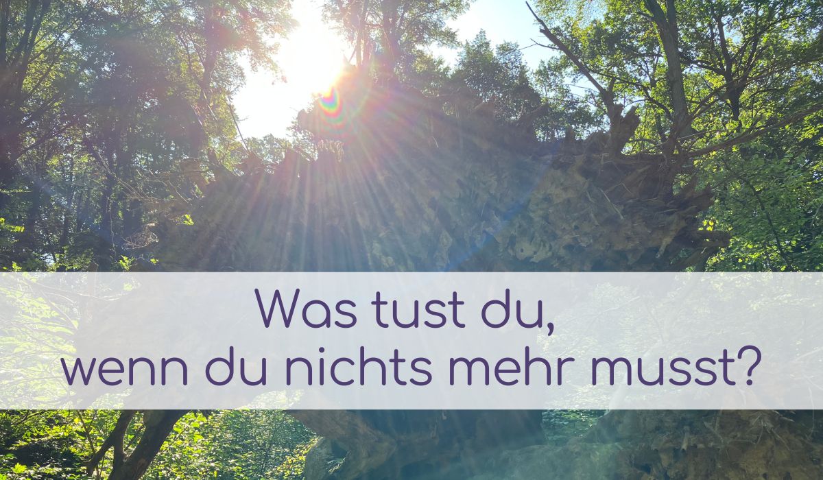Frau hält inne und reflektiert über ihren Alltag im Funktionsmodus