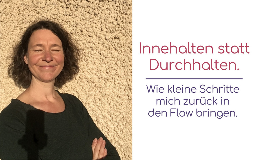 Daria Katrin Linzbach lächelt mit geschlossenen Augen in der Sonne, daneben der Titel „Innehalten statt Durchhalten“